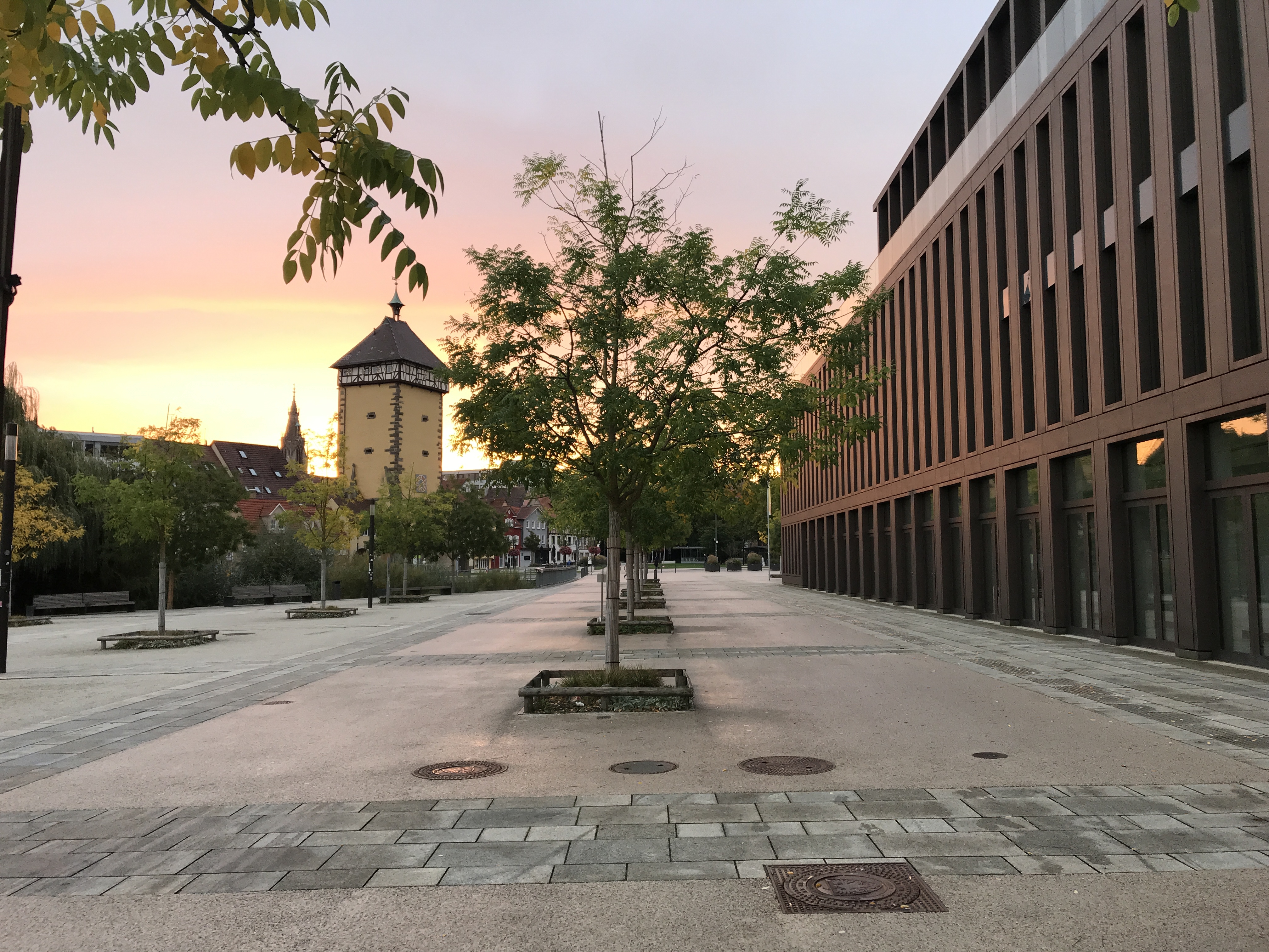 Reutlinger Stadthalle und Tübinger Tor bei Sonnenaufgang
