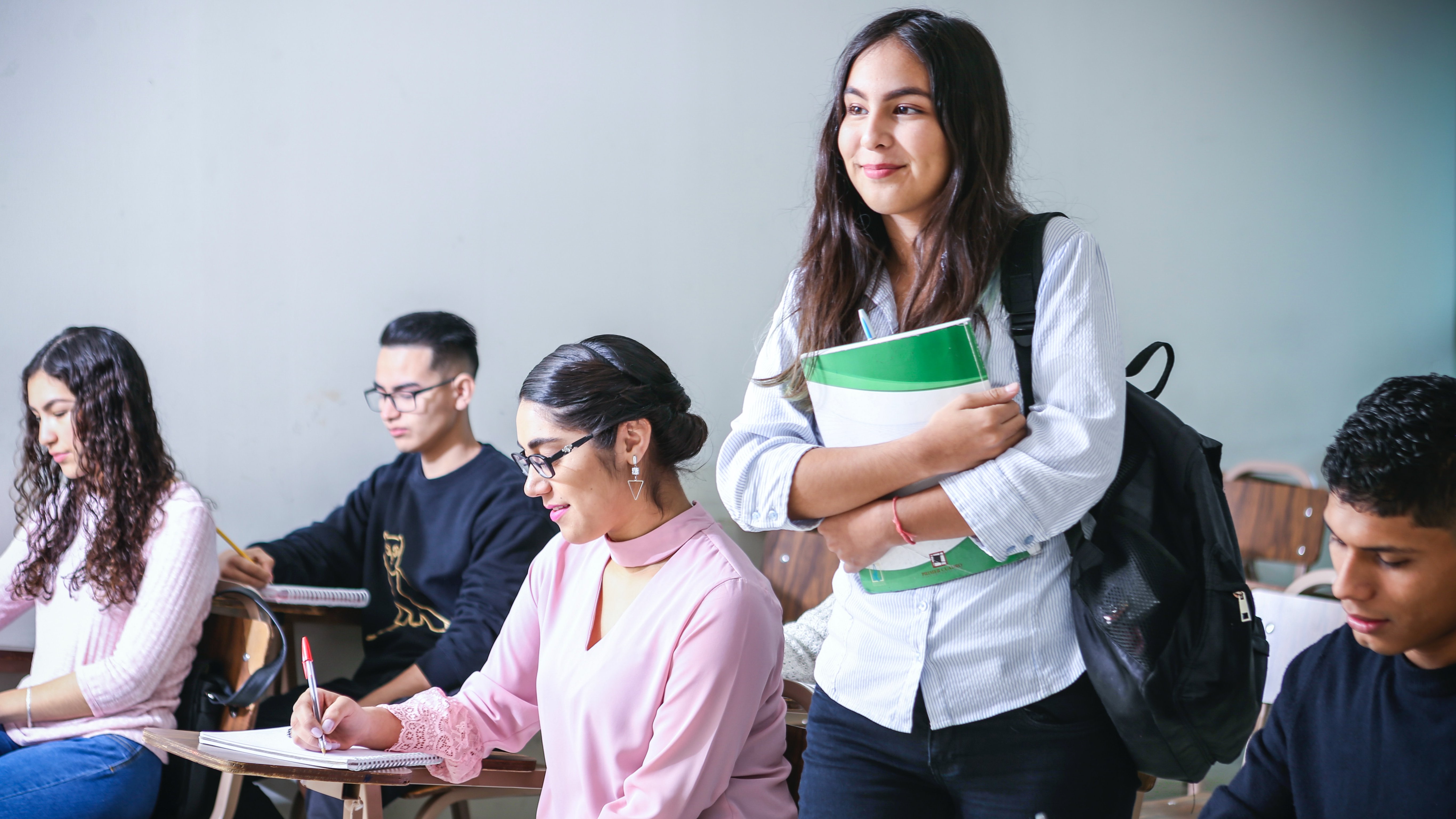Eine Studierende läuft in einen Vorlesungsraum
