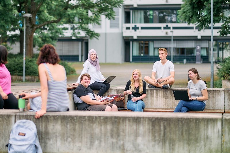 Studierende lernen gemeinsam mit Freunden im Freilufthörsaal