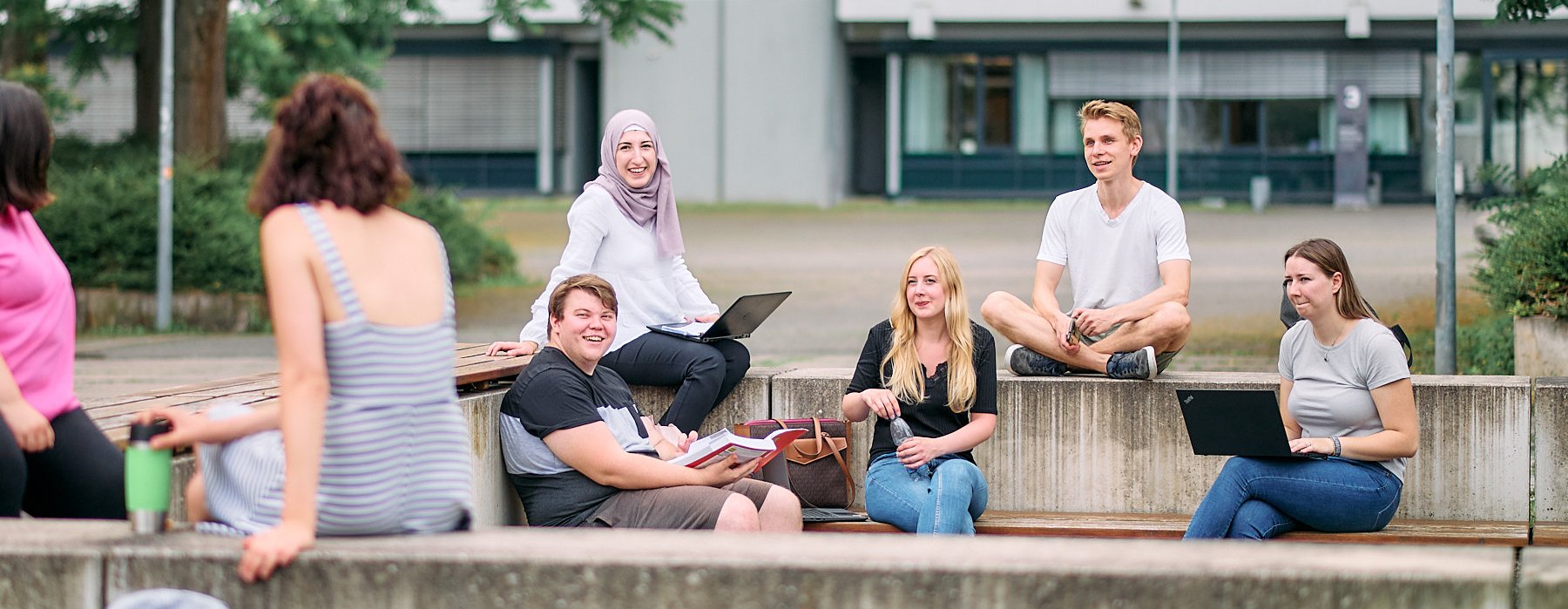 Studierende lernen gemeinsam mit Freunden im Freilufthörsaal