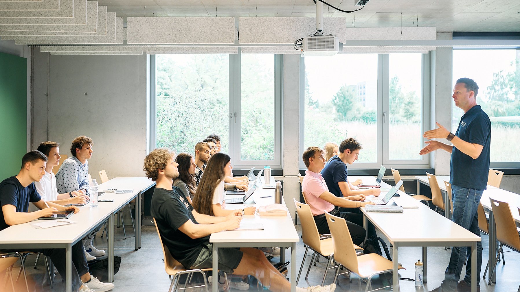 Seitenansicht von Studierenden und ihrem Professor während eines Seminars