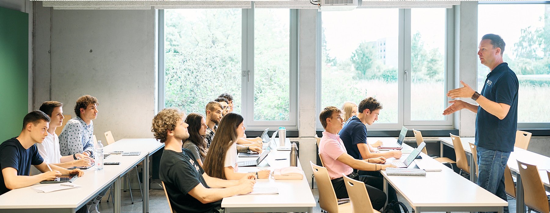 Seitenansicht von Studierenden und ihrem Professor während eines Seminars