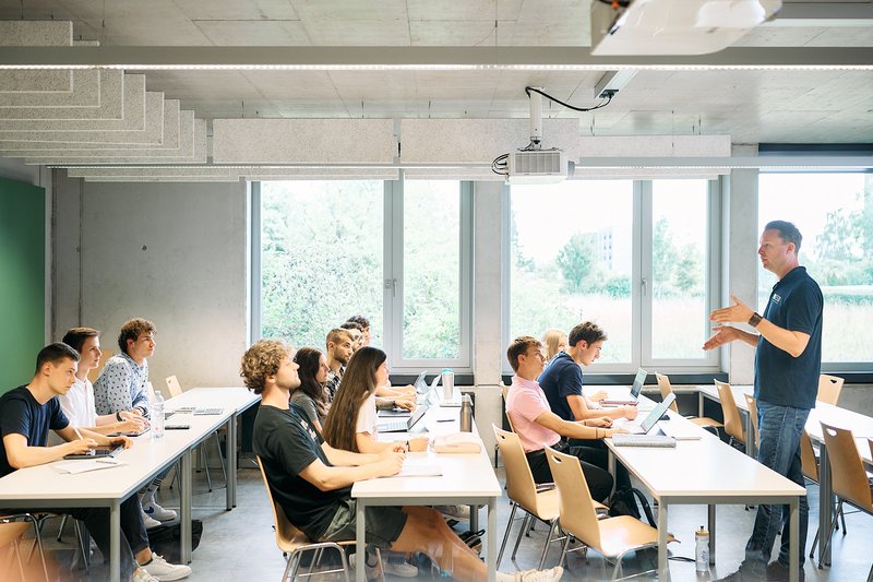 Seitenansicht von Studierenden und ihrem Professor während eines Seminars