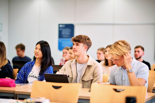 Eine Gruppe ESB-Studierender hört aufmerksam ihrer Dozentin zu