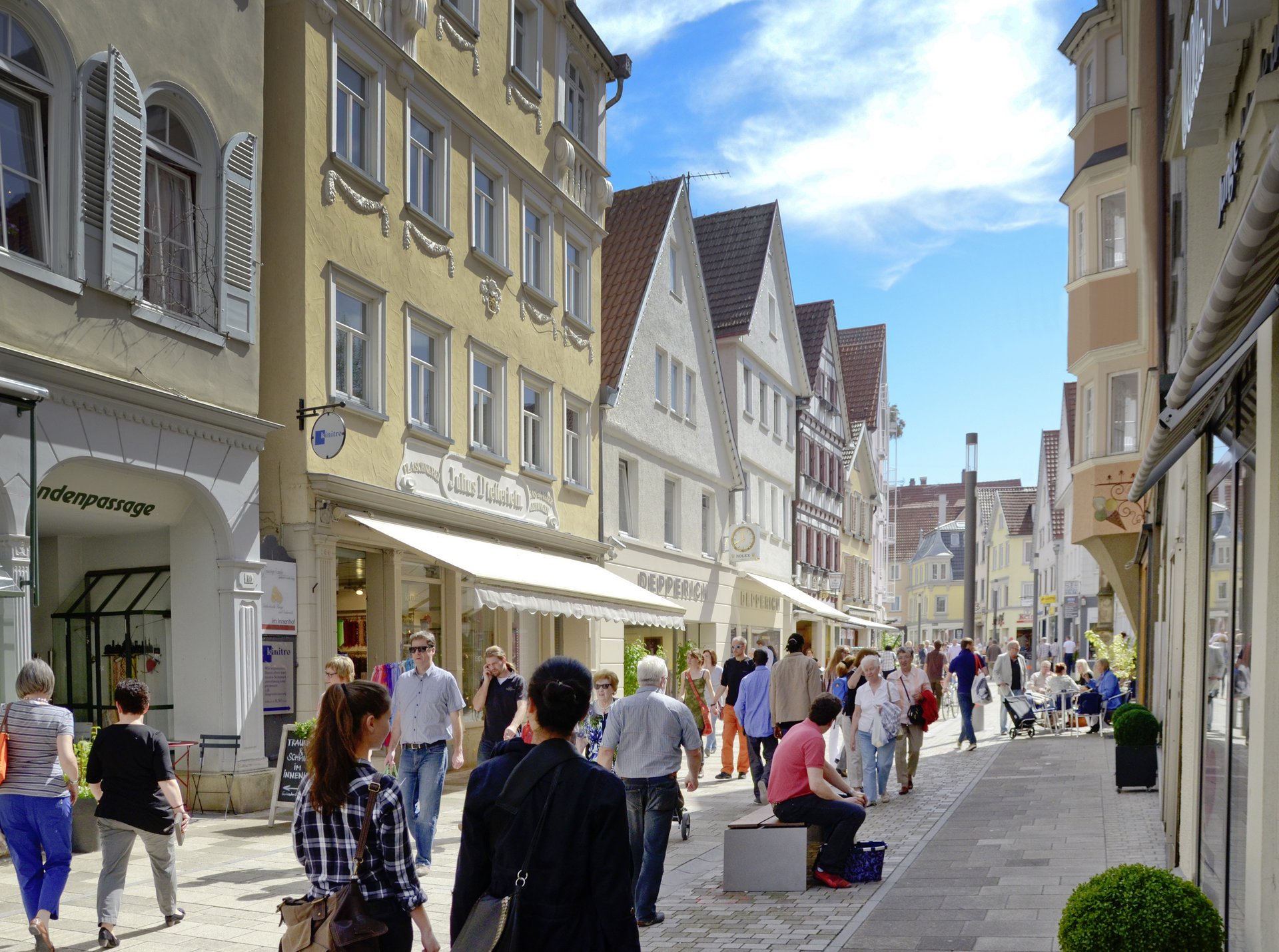 Reutlinger Fußgängerzone mit Fachwerkhäusern und Fußgängern beim bummeln