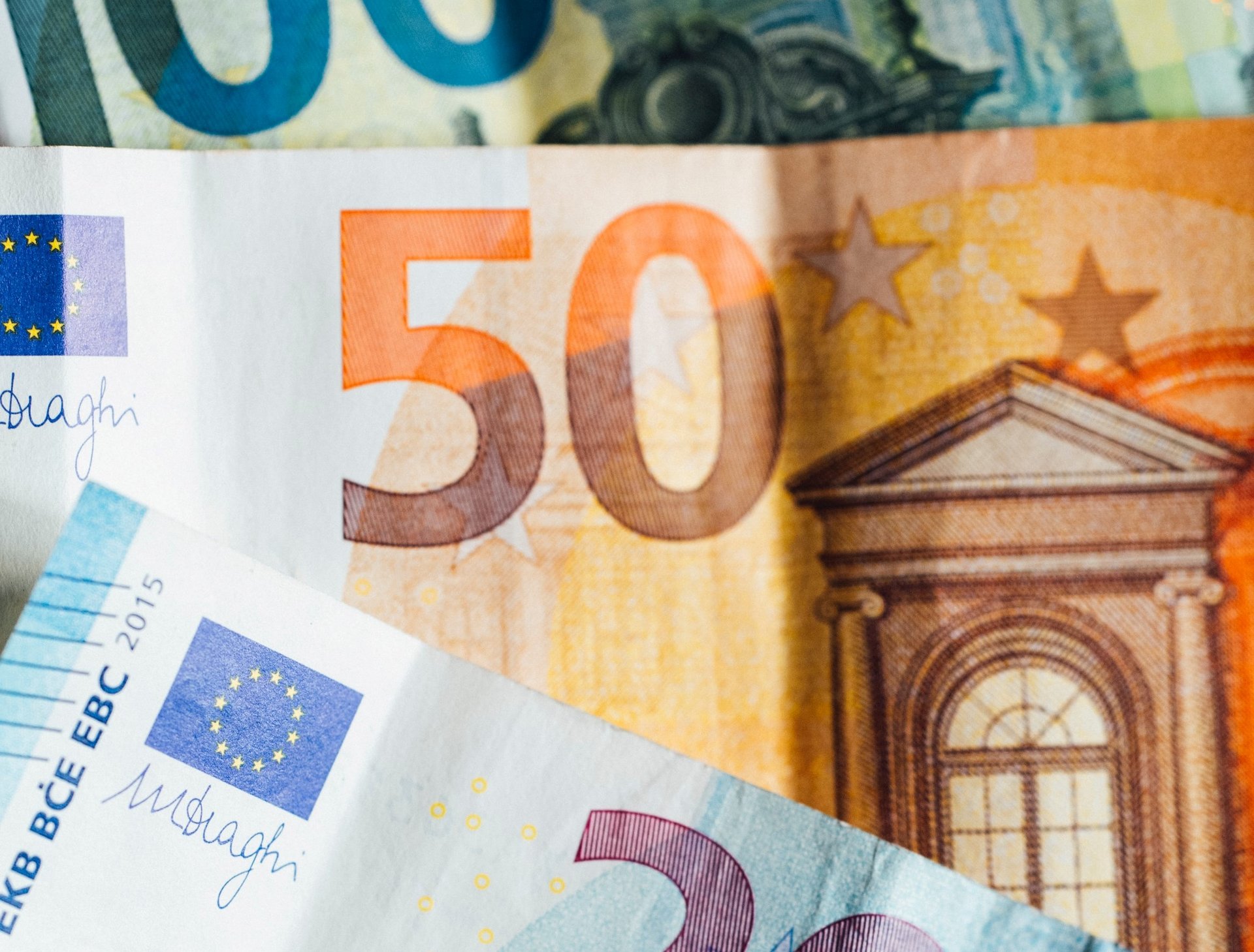 Verschiedene große Euro-Scheine liegen auf einem Tisch