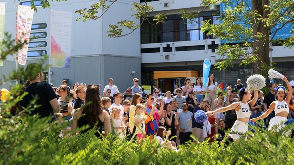 Besucher schauen beim Tag der offenen Tür den ESB Cheerleadern bei einer Performance zu