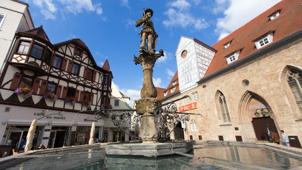 Städtischer Marktplatz mit altem Brunnen 