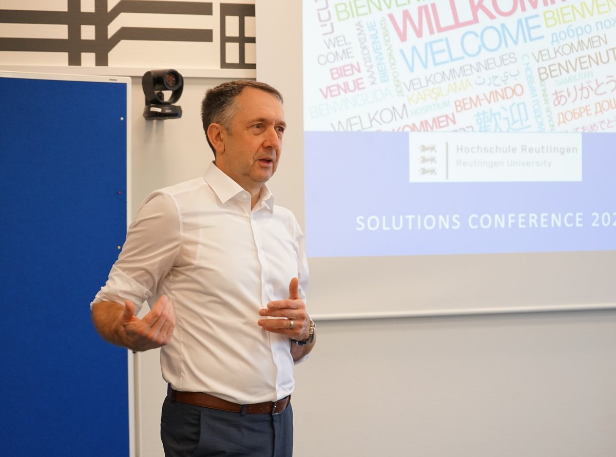 Lutz Mayer begrüßt Mitarbeitende