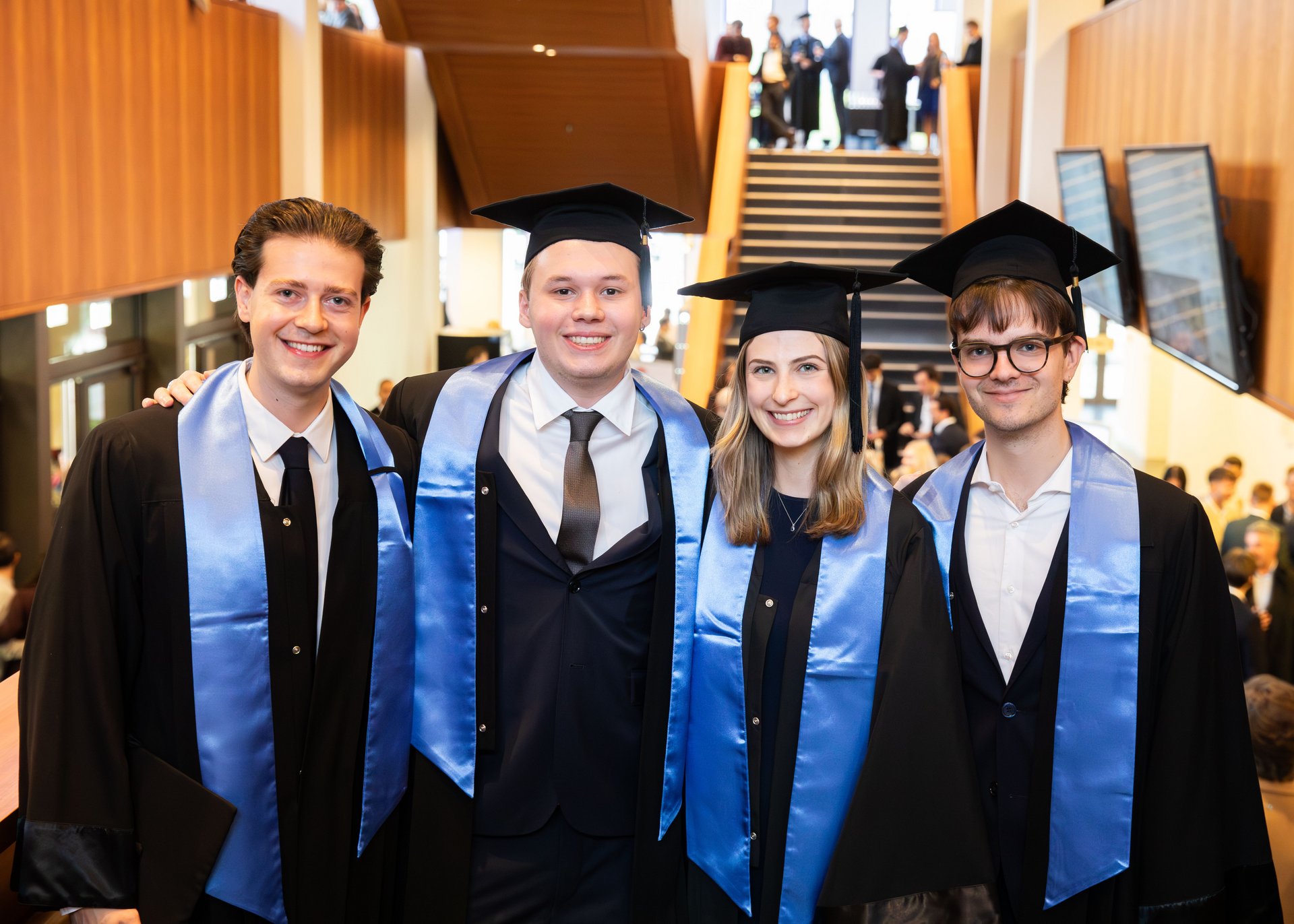 Absolvent:innen der ESB bei Graduierungsfeier