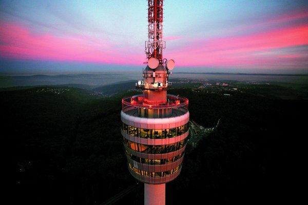 Stuttgarter Fernsehturm von oben bei Sonnenuntergang