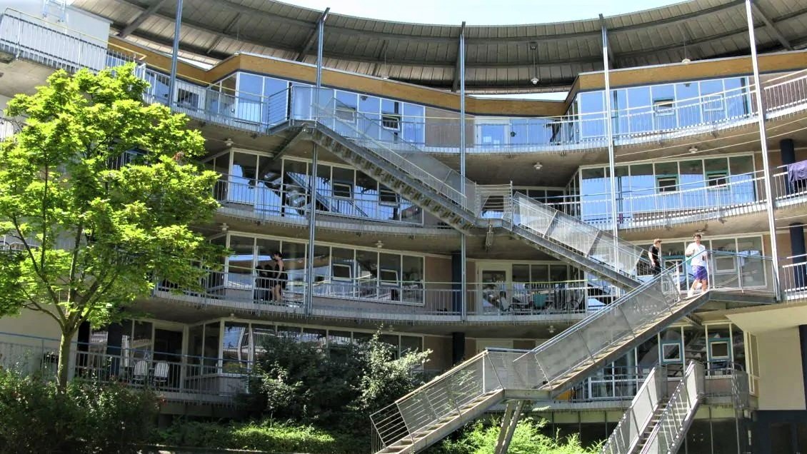 Außenansicht des Studierendenwohnheims Aquarium mit Baum