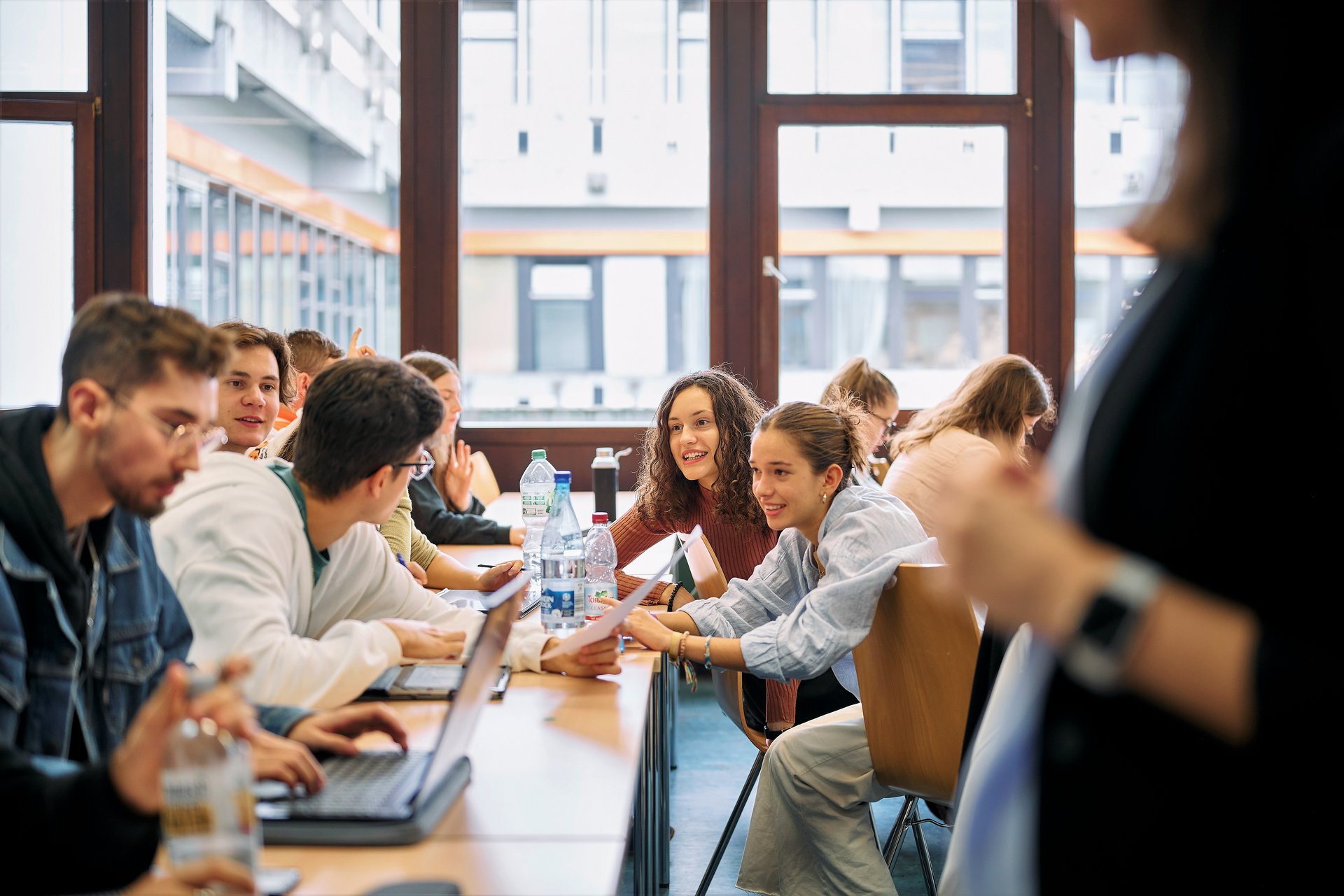 Studierende arbeiten mit ihren Sitznachbarn in Gruppenarbeit 