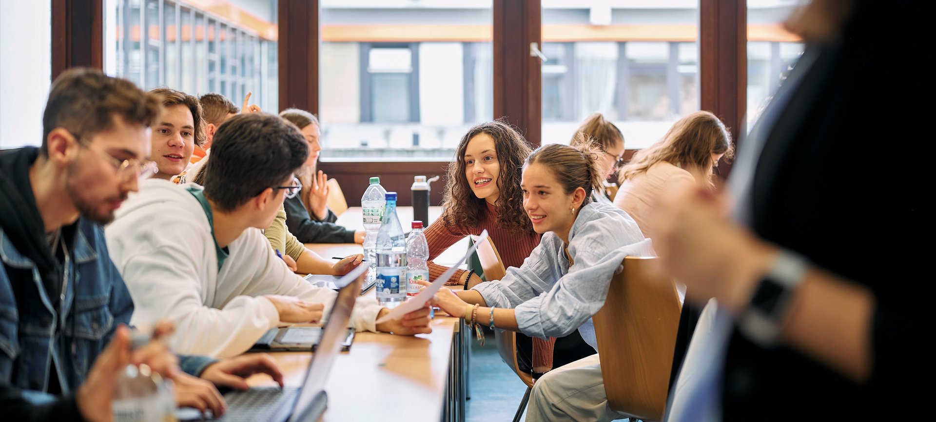 Studierende arbeiten mit ihren Sitznachbarn in Gruppenarbeit 