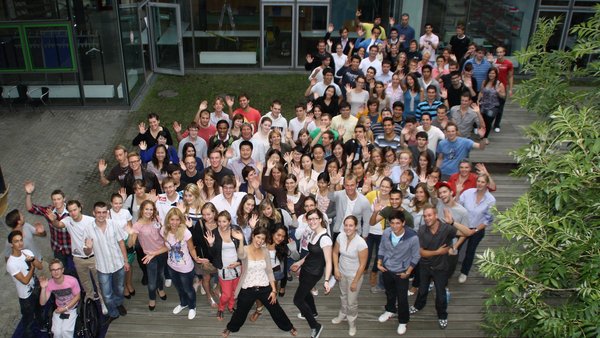 Gruppenfoto der an Sprachkursen teilnehmenden Studierenden auf dem Campus