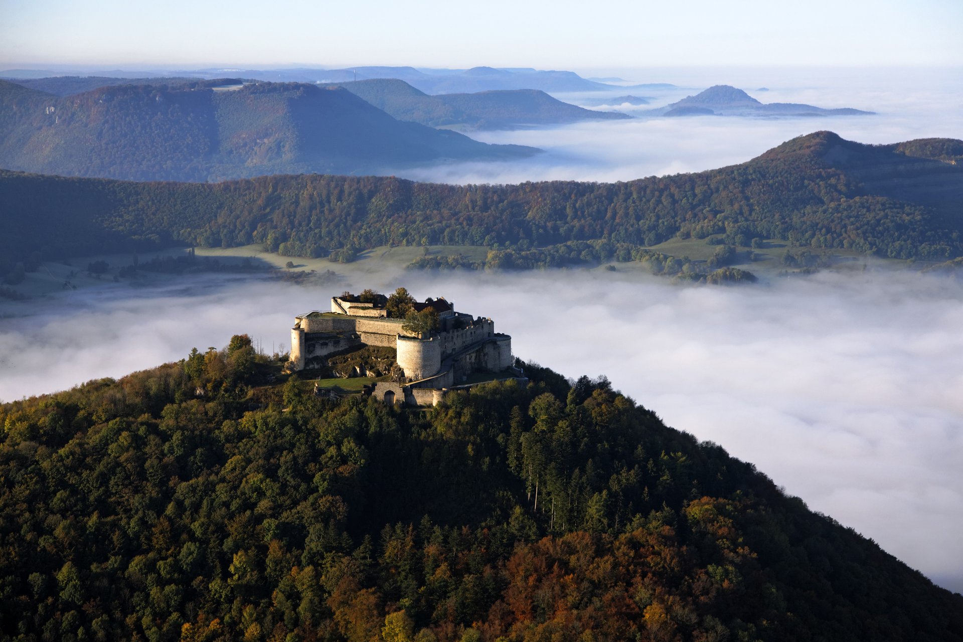 Luftaufnahme der Burg Hohenneuffen über den Wolken