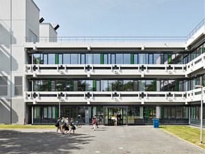 Frontansicht des Haupteingangs zu Gebäude 3 an einem sonnigen Tag.