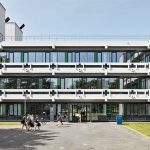 Frontansicht des Haupteingangs zu Gebäude 3 an einem sonnigen Tag.