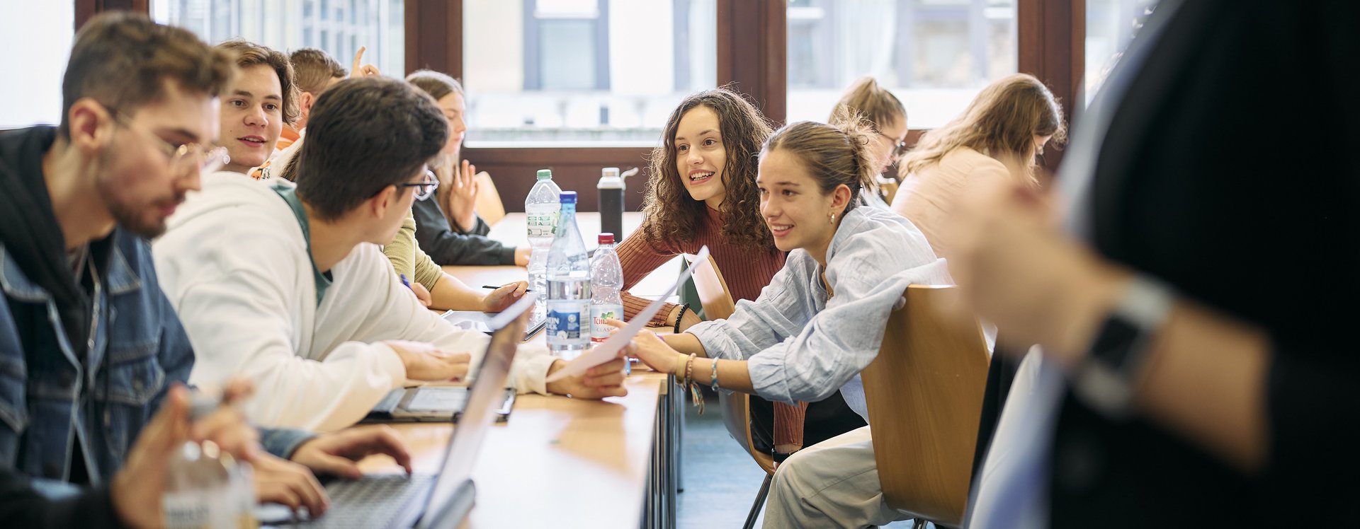 Studierende während einer Gruppenarbeit 