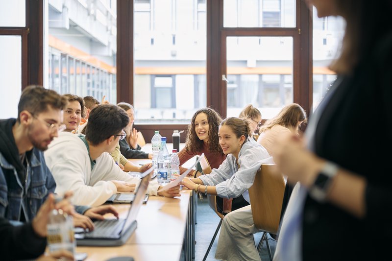 Studierende während einer Gruppenarbeit 