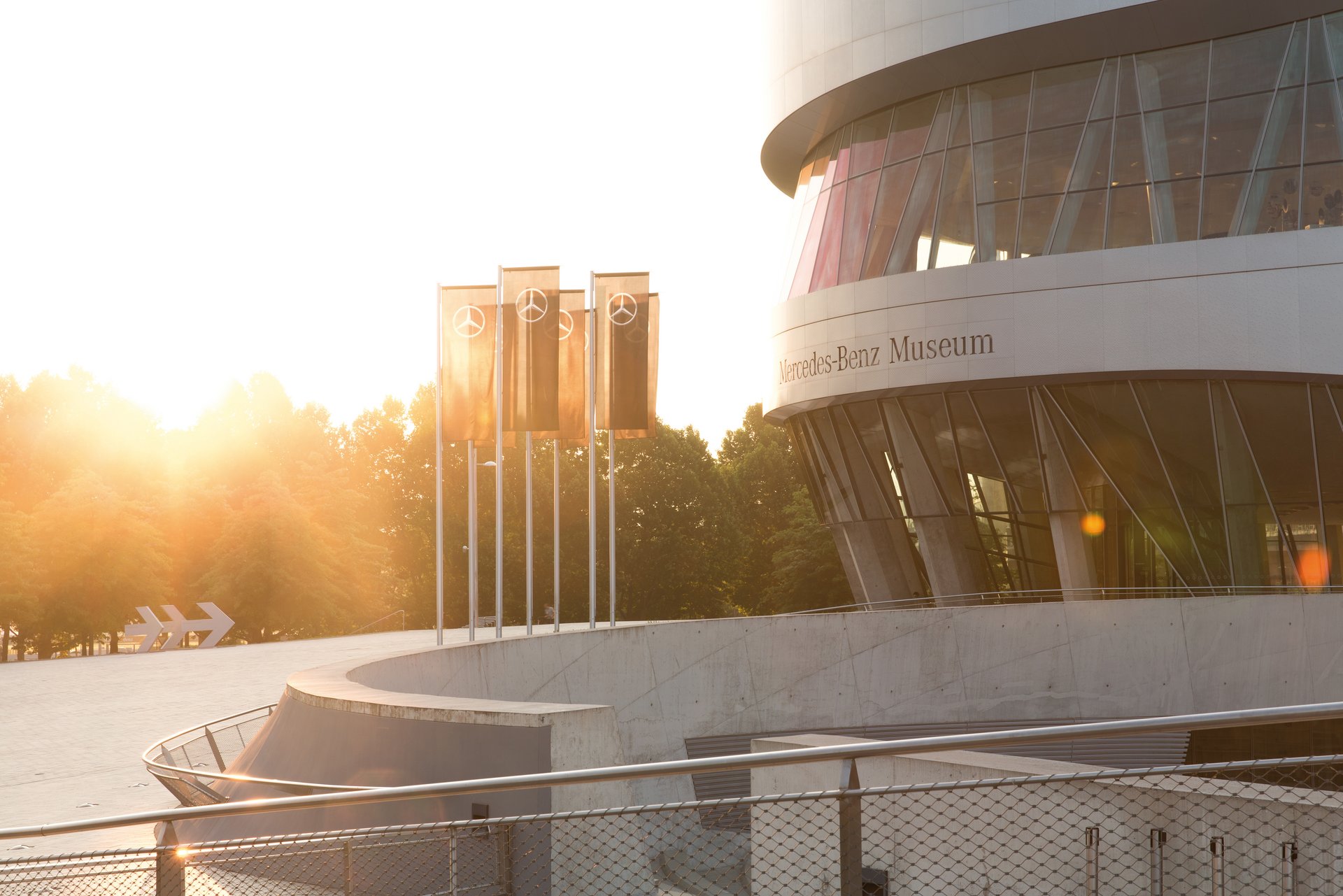 Außenansicht des Mercedes-Benz Museums mit Sonnenuntergang