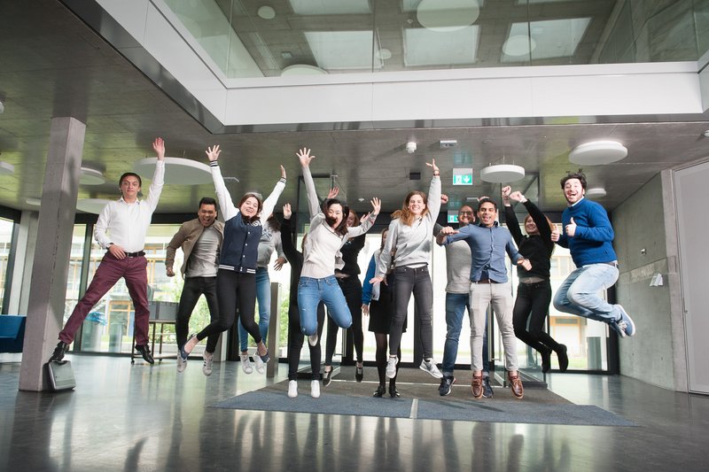 Studierende der ESB Business School springen vor Freude in die Luft